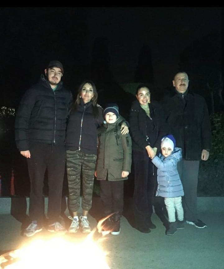 Prezident ailəsi ilə tonqal ətrafında -  FOTOLAR